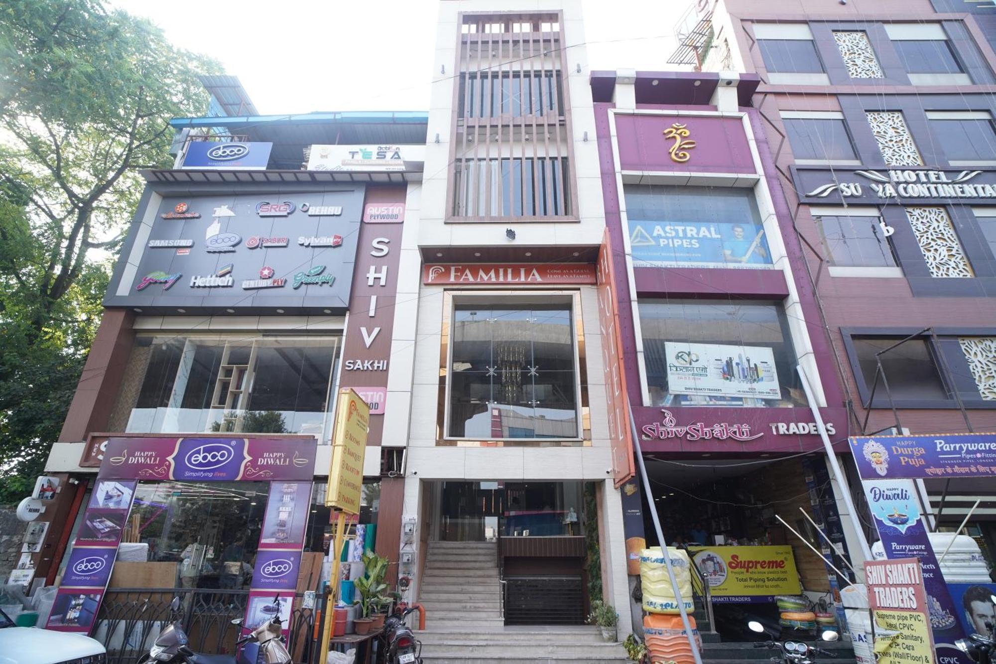 Familia Hotel And Banquets Lucknow Exterior foto